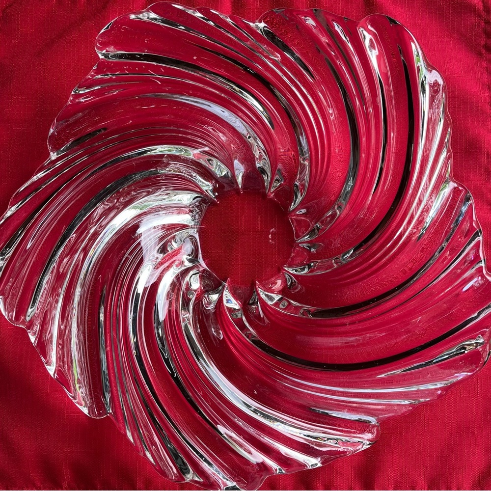 Mikasa Belle Epoque Swirl Decorative Bowl.  Clear Glass. Wavy Centerpiece